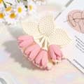 Vista de pinza para el cabello de tulipán con pétalos rosas mate y hojas crema en bandeja - 7.5cm / Rosa