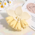 Dettaglio della molletta per capelli mughetto con petali delicati e texture a pois - 7.5cm / Giallo chiaro