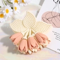 Dettaglio della molletta per capelli a forma di giglio rosa con finitura opaca raffinata - 7.5cm / Arancione
