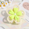 Detail der Haarklammer in Blumenform mit cremefarbenen Blüten und hellgelb-grünem Akzent - Fluoreszierendes Gelb 7.5cm