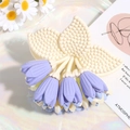 Dettaglio del fermaglio per capelli a mughetto con fiori viola su un vassoio elegante - 7.5cm / Viola