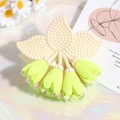 Vista detallada de la pinza para el cabello de jazmín con capullos verdes y pétalos blancos - 7.5cm / Amarillo Neón
