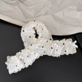 Dettaglio molletta per capelli a pois bianchi con perle sintetiche e fiocchi azzurri - Elegante Pois Pieghettati (Bianco)