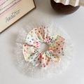 Détail d'un chouchou blanc avec cœurs colorés et bordure en maille à pois fins - Style de Bord en Dentelle