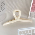 Pinza para el pelo color crema liso con diseño cruzado y resorte de metal dorado - Beis (Grande 12.8cm)