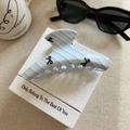 Dettaglio della grande molletta per capelli in acetato a righe blu con stampa a fiocco - 11cm / 2# Stile Appendiabiti (11cm)