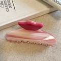 Haarklammer aus Acetat mit rosa Marmortextur, präsentiert auf einem Journal für Lifestyle - Rosa Farbverlauf Marmor