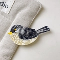 Détail d'une pince à cheveux en forme d'oiseau en acétate avec textures marbre et fleurs - Oiseau Noir