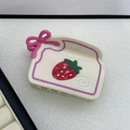 Dettaglio di un fermaglio per capelli in acetato bianco crema con fiocco rosa e fragole - 8.5cm / Bianco Sporco