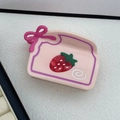 Dettaglio molletta per capelli a fragola rosa con fiocco rosso in acetato - 8.5cm / Rosa