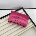 Detail der rosaroten Haarklammer aus Acetat mit minimalistischem schwarzen Bärenmuster - Bär Stil (D184) / Bär - Rosarot