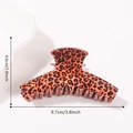 Dettaglio del grande fermaglio per capelli leopardato con dimensioni 9,7 cm per 4,6 cm - Leopardo Rosso Arancio
