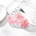 Detalle de pinza para el pelo con flor de resina rosa con pedrería y acabado nacarado - 10.5cm / Rosa