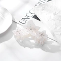Detalle de pinza para el pelo floral en acetato blanco crema con brillantes diamantes - 10.5cm / Blanco