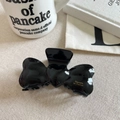 Makro-Detail der glänzend schwarzen Acetat-Haarklammer mit goldenem Barrette La France Logo - Schwarz 9cm