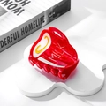 Detalle de una pinza para el cabello con forma de caja de leche en acetato rojo - Estilo Taza de Leche Roja