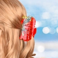 Elegante molletta per capelli in acetato a forma di pesce rosso con strass indossata - Pesce rosso a coda larga