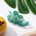 Vista dettagliata della molletta per capelli a serpente verde a forma di S con macchie - 10.3cm / Verde