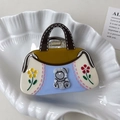 Détail de la pince à cheveux en forme de sac avec ours, fleurs et ressort métallique - Sac Blanc et Bleu