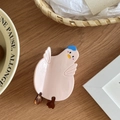 Détail d'une pince à cheveux poussin rose avec chapeau bleu sur fond en bois rustique - Rose (8.5cm)