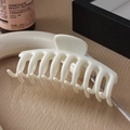 Détail d'une grande pince à cheveux en silicone blanc crème sur une surface en bois - Blanc (11cm)