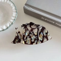 Detail der fischförmigen Acetat-Haarklammer mit braunem Schildpatt und bunten Pailletten - Kaffee