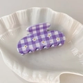 Dettaglio della pinza per capelli a scacchi viola con margherite bianche e piccoli strass - Viola