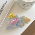 Detalle de pinza para el pelo con forma de caracola marina y textura de mármol suave - Concha Azul