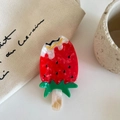 Detailansicht einer kreativen Haarklammer aus Acetat in Erdbeer-Eiscreme-Form - 1# Erdbeereis