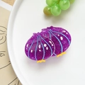 Dettaglio di fermagli per capelli in acetato viola a forma di cipolla in un piatto - Stile Cipolla Viola