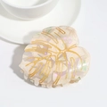Detail van Monstera haarklem van acetaat met elegante goudkleurige bladnervenpatronen - 8.2cm / Beige