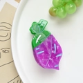 Vista dettagliata della pinza per capelli in acetato viola a forma di verdura - Stile Ravanello Viola