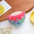 Pinza per capelli in acetato con strass e petali rosa su supporto di legno - 8.5cm / Rosso