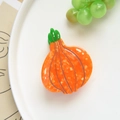 Vue détaillée d'une pince à cheveux orange en forme d'oignon avec texture acétate brillante - Style Citrouille (7.8cm)