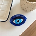 Detailansicht der blau-transparenten Evil-Eye-Haarklammer mit weißen Wimpernmustern - Augenform / Blau
