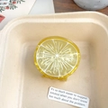 Dettaglio di una pinza per capelli a forma di fetta di limone in acrilico semitrasparente - 6cm / Limone