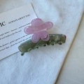 Détail de la pince à cheveux fleur en acétate avec pétales lilas et base marbrée verte - Fleur Rose