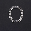 Nahaufnahme des silbernen Panzerkettenarmbands mit Karabinerverschluss auf schwarzem Hintergrund - 10MM Doppel Gliederkette Armband (BST-0119)