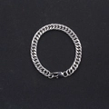 Détail du bracelet chaîne gourmette argentée avec fermoir mousqueton sur fond sombre - Bracelet Gourmette 8MM Double Maillon (BST-0119)