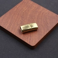 Cierre magnético dorado de acero inoxidable para pulseras sobre bloque de madera - Diámetro Interior 12*6mm / Oro Pulido