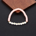 Detailansicht der rosa Heishi-Perlen und EVERMORE-Buchstabenperlen auf einem dehnbaren Armband - Lotusrosa EVERMORE-Stil