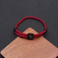 Pulsera ajustable de cordón trenzado rojo con dije cuadrado de cruz en acero - Burdeos