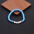 Himmelblaues Polymer-Ton-Armband mit 1989 Buchstabenperlen und Goldakzenten - Blau 1989-Stil