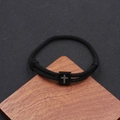 Detalle de pulsera de cuerda trenzada negra con cruz grabada en dije de metal cuadrado - Negro