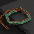 Dettaglio di bracciale bohémien in pelle con pietre turchesi imperiali e chiusura a bottone - Pietra dell'Imperatore Blu (BN-0150-Blu)