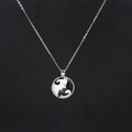 Yin-Yang-Katzen-Anhänger-Halskette mit Silberkette und Glaskuppel auf schwarzem Hintergrund - Silber Yin Yang Tai Chi Katze (NST-0428)