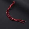 Dettaglio macro del cordino in nylon intrecciato bordeaux con motivi bianchi e tappi - Rosso Vino + Pois Bianchi (KC-0097)