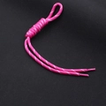 Dettaglio del cordino intrecciato in nylon rosa con punti riflettenti su sfondo nero - Rosso Rosa + Pois Bianchi (KC-0097)
