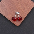 Détail de pendentifs cerises rouges en acrylique avec tiges argentées pour bijoux DIY - Ton Argent Rouge Foncé (DIY-067)