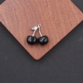 Détail macro du pendentif cerise en alliage avec deux perles noires et une tige argentée - Ton Argent Noir (DIY-067)